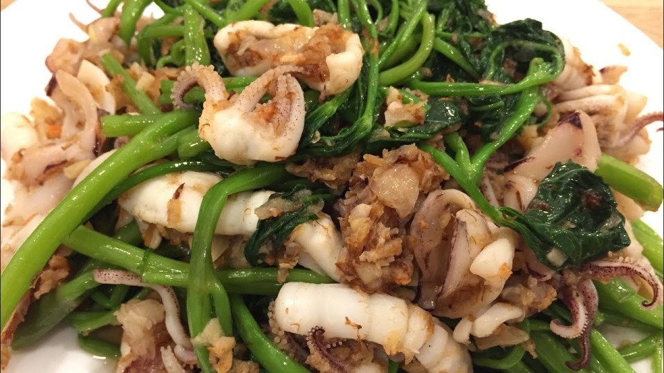 Mực xào rau muống món ăn vừa lạ mà vừa quen