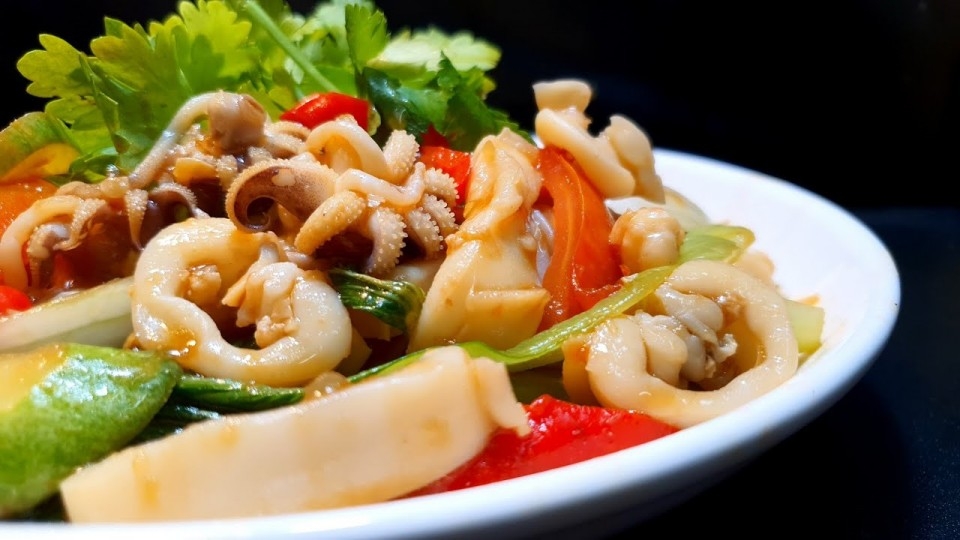 Mực xào thập cẩm có nhiều loại rau củ khiến món ăn càng ngon hơn