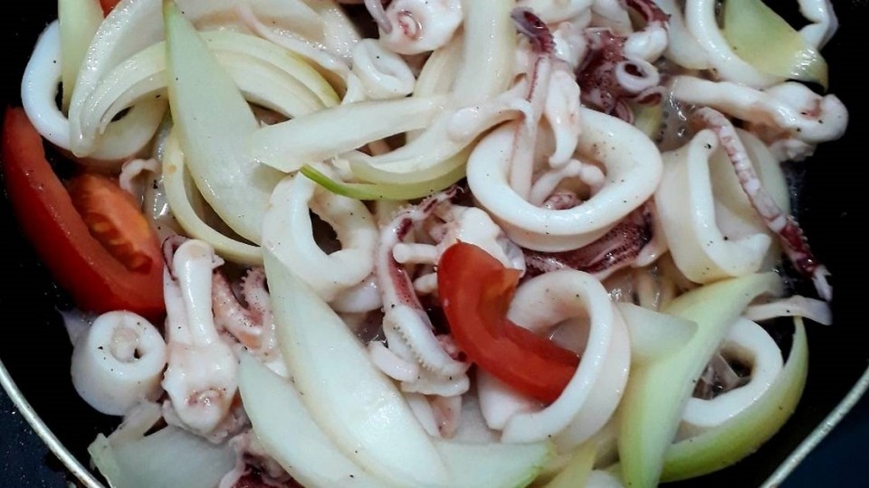 Mực xào hành tây chế biến đơn giản nhưng rất ngon khi ăn với cơm trắng