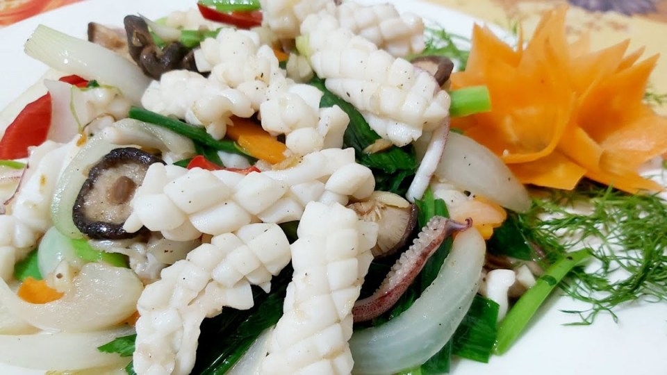 Mực xào cần tỏi là món quen thuộc trong các bữa cơm