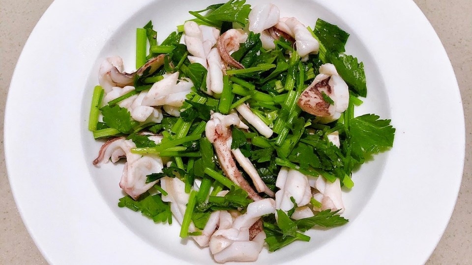 Mực xào cần tây là một món mực mới lạ, thơm ngon