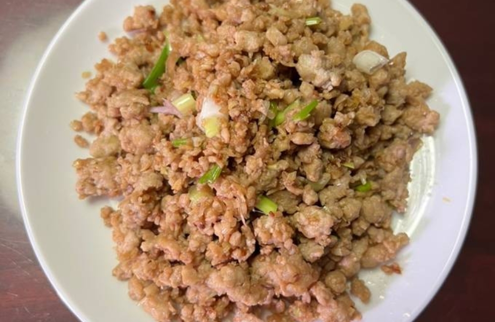 Hoàn thành món thịt băm rang sả hành