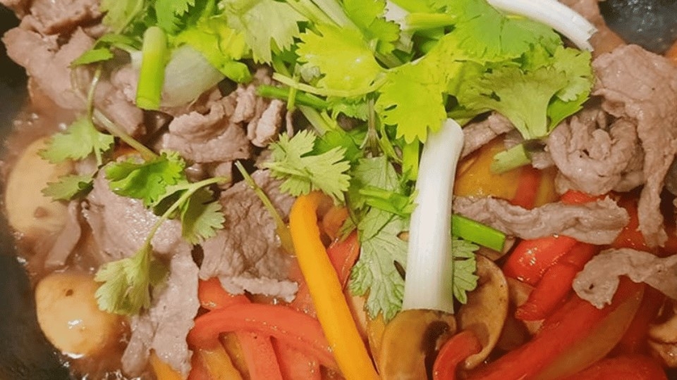 Xào thịt bò, ớt chuông cùng cần tây