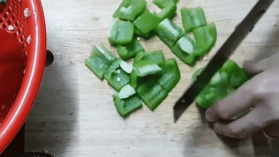 Cắt ớt chuông thành những miếng nhỏ