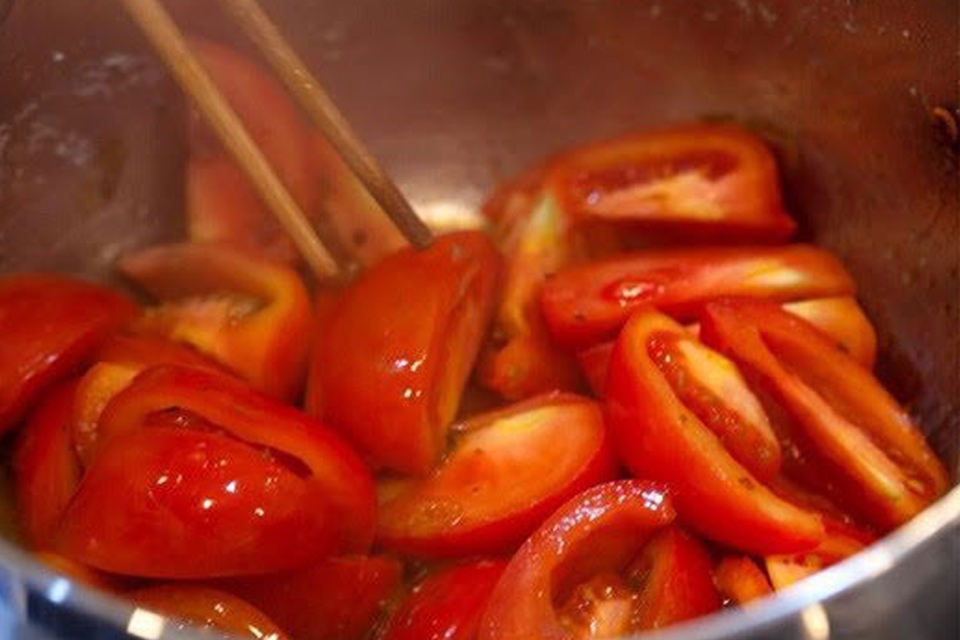 Bạn xào cà chua cho mềm ra trước