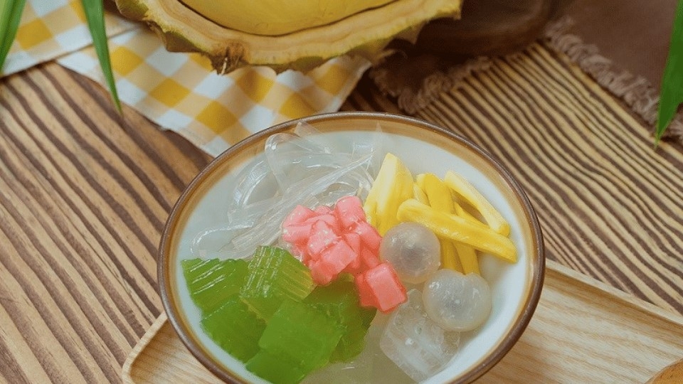 Hoàn thành món chè sầu