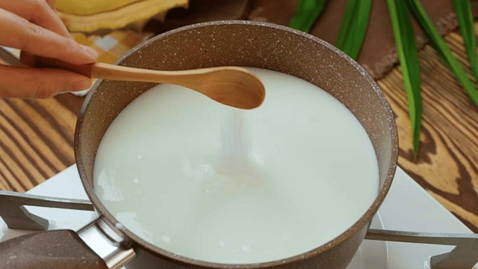 Làm nước cốt dừa