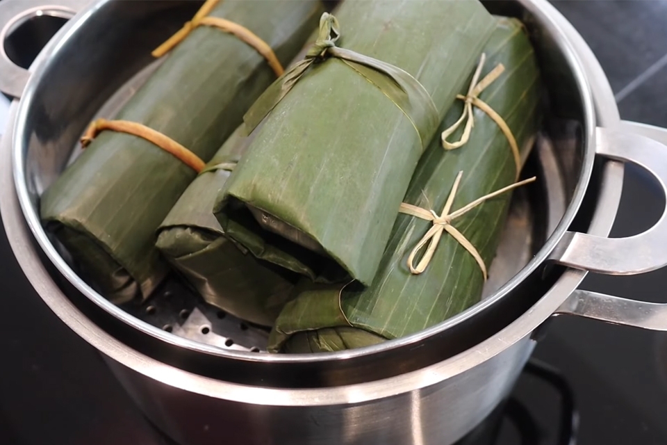 Bạn có thể luộc hoặc hấp chả bò