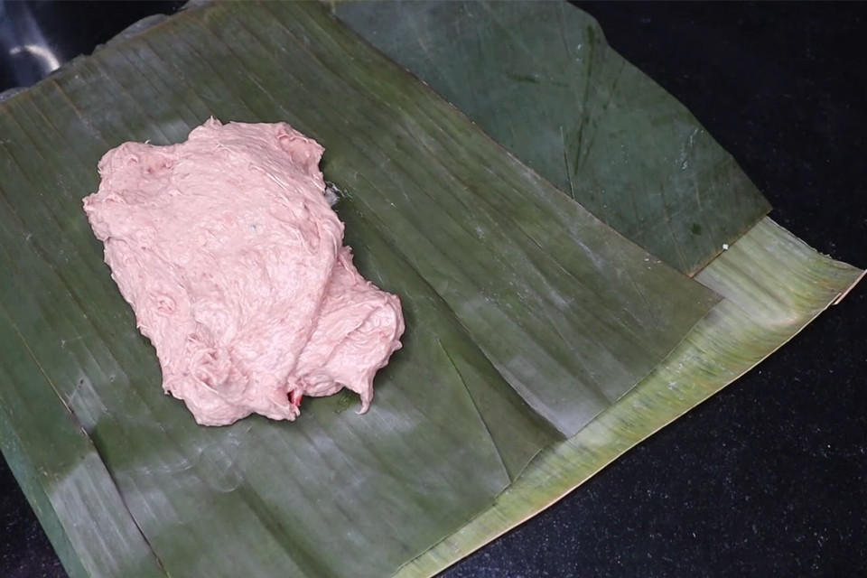 Trải đều chả bò lên lá chuối đến cuốn