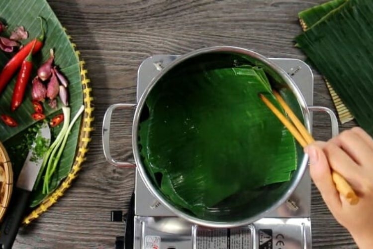 Tách lá chuối thành miếng hình chữ nhật