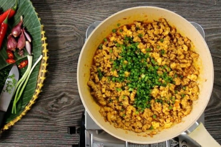 Xào nhân tôm thịt cùng gia vị