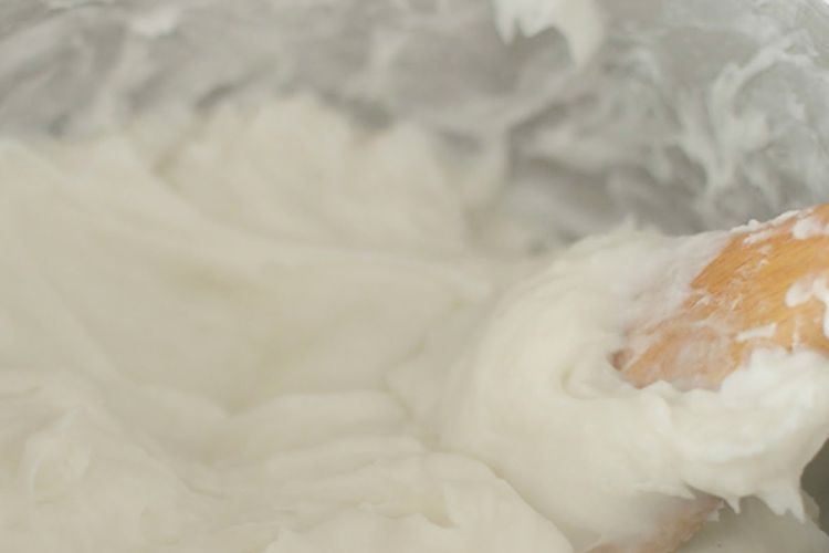 Khuấy bột đều tay để hỗn hợp sệt, mịn