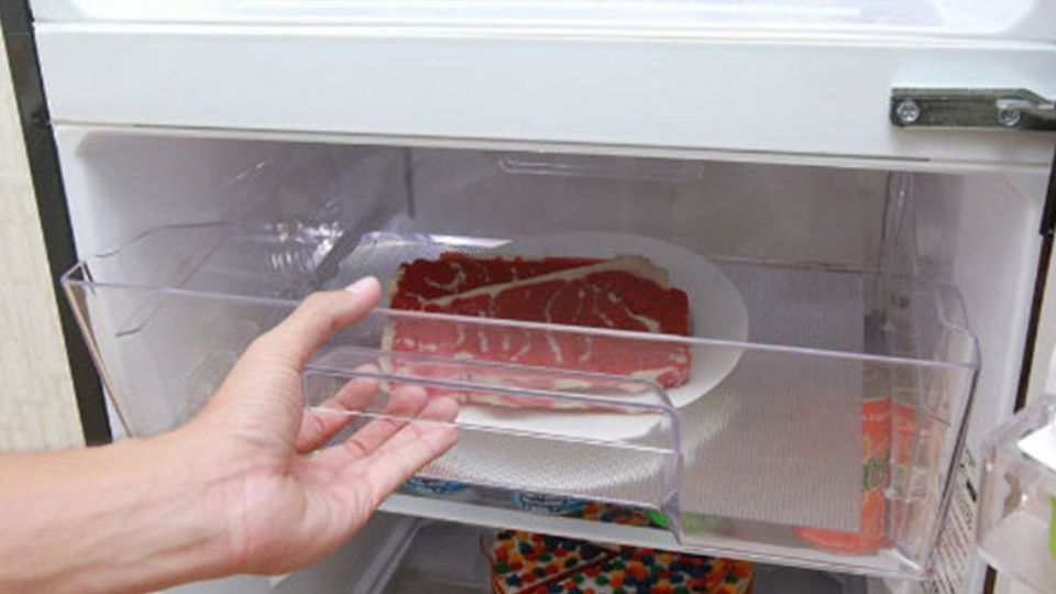rã đông thịt nhờ ngăn mát tủ lạnh