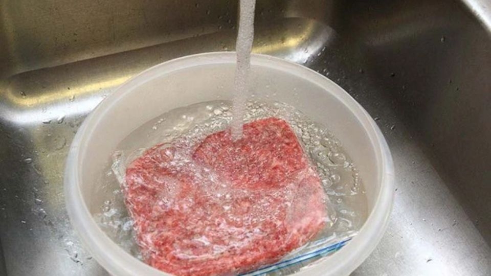 rã đông thịt bằng nước lạnh