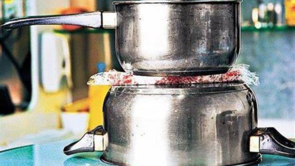 rã đông thịt bằng nồi inox và nước lạnh