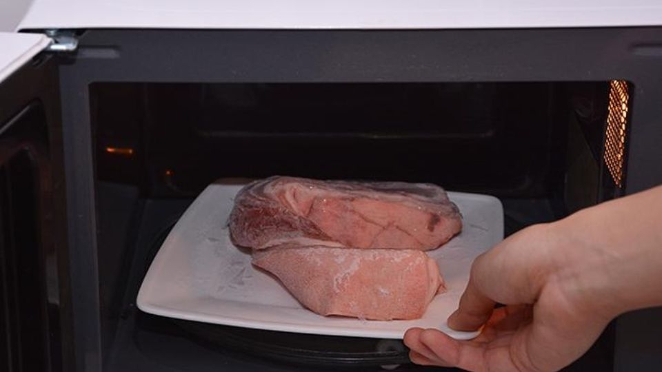 rã đông thịt bằng lò vi sóng