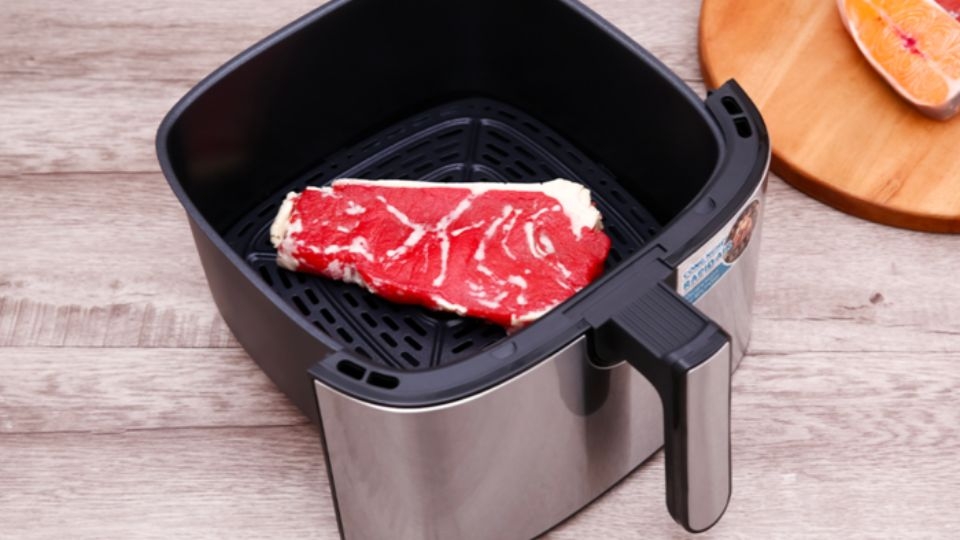 rã đông thịt bằng nồi chiên không dầu