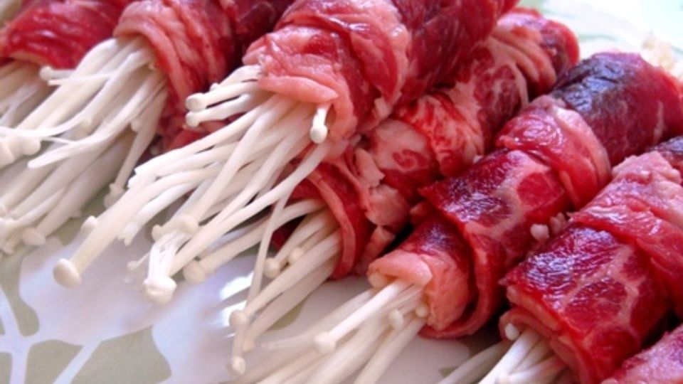 thịt bò cuộn nấm kim châm