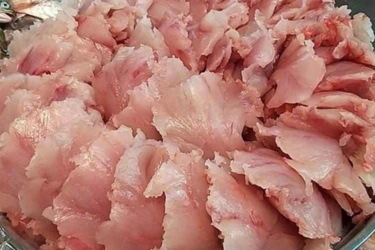 Chả cá thác lác tươi có màu trắng xen kẽ hồng nhạt