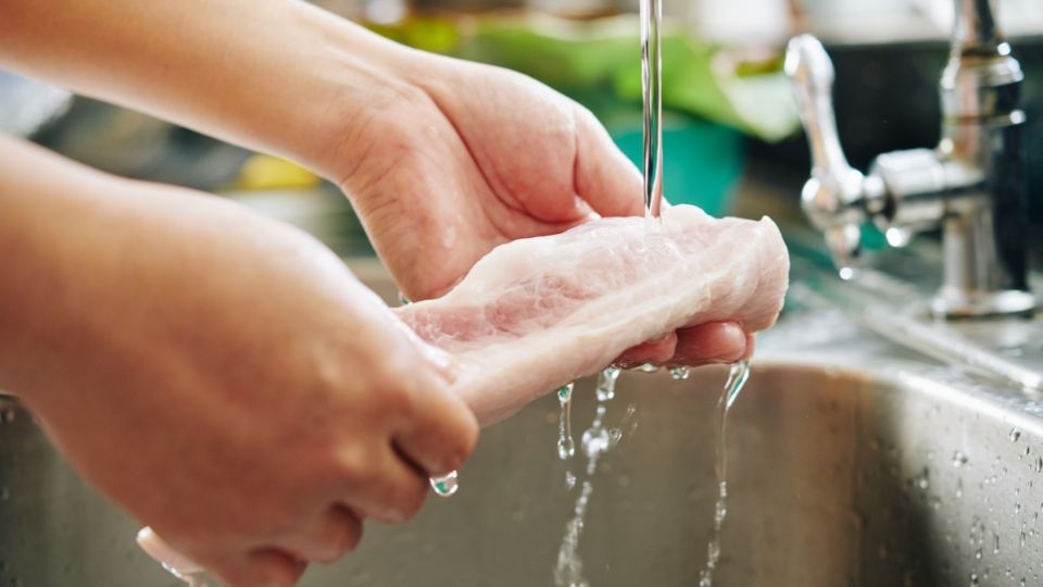 Thịt heo mua về rửa thật sạch với muối hột hoặc chanh tươi