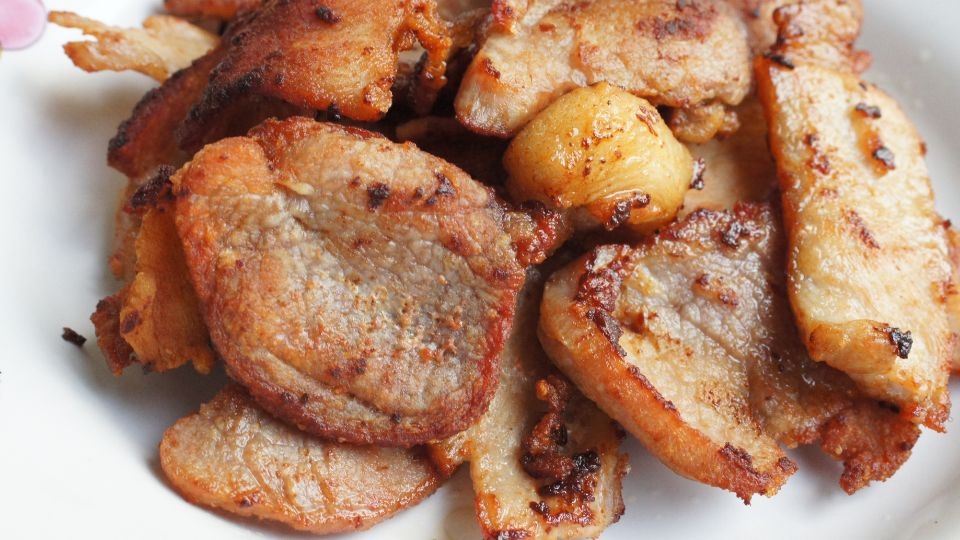 Chiên thịt ở lửa nhỏ để thịt không bị cháy xém và đắng