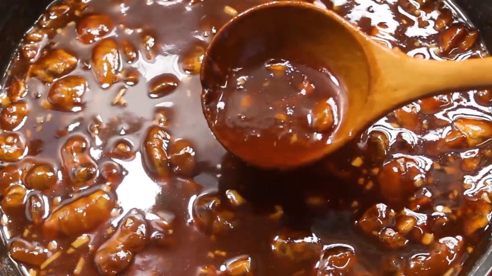 Cách làm sốt me chấm bánh tráng chua ngọt ngon mê ly 5