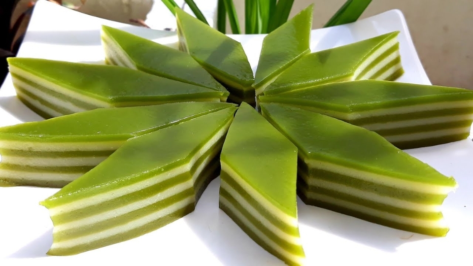 hiếc bánh da lợn mềm dai mang vị ngọt dịu hòa quyện với phần nhân đậu xanh bùi bùi, béo béo rất ngon miệng