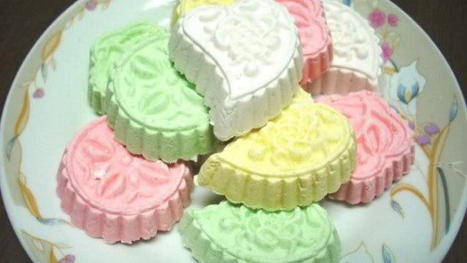 Thêm một món bánh khác làm từ bột năng cũng rất nổi tiếng từ thời xa xưa và khiến cho nhiều người khi đã có dịp thưởng thức thì khó mà quên được, đó là món bánh phục linh.