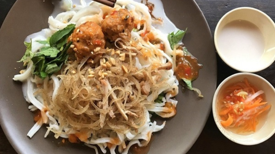Những chiếc bánh tằm dẻo dai ăn cùng với nước cốt dừa thơm béo, nước mắm chua cay và bì heo sựt sựt quả thực là một tuyệt phẩm của nét ẩm thực truyền thống