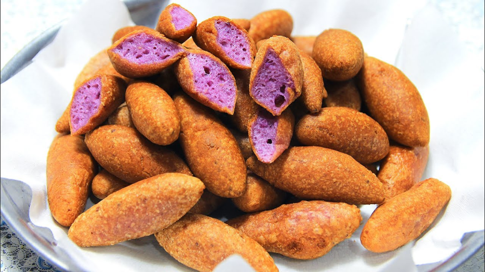 Bánh khoai mỡ với cách làm cực kì đơn giản chắc hẳn sẽ là một món ăn vặt cuốn hút và hấp dẫn cho gia đình vào những ngày mưa gió đó nha!