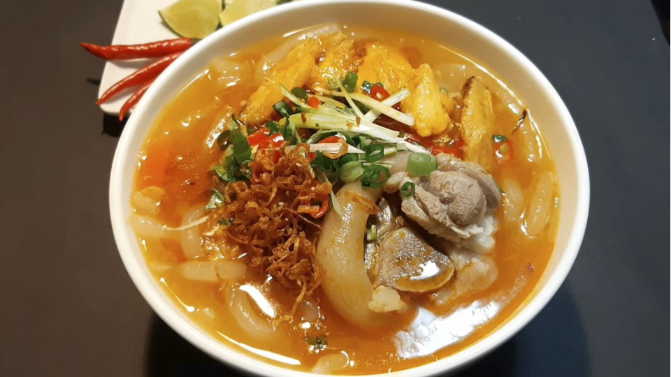 Bạn cũng có thể sử dụng bột năng để làm ra những sợi bánh canh bột lọc dẻo dai ngay tại nhà đấy