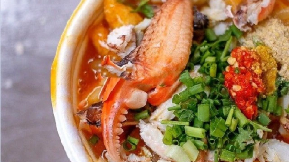 Bánh canh bột lọc được làm từ bột năng hoặc bột sắn, bột gạo, trải qua quá trình cán và cắt bột để cho ra những sợi bánh canh to tròn