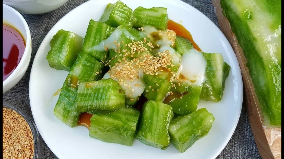 Bánh đúc ngọt (bánh đúc lá dứa) có thể coi là một sự biến tấu độc đáo từ bánh đúc truyền thống, chế biến theo một công thức mới lạ