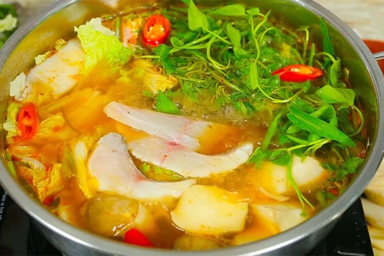 Lẩu cá rô phi chua ngọt, nóng hổi ngày mưa