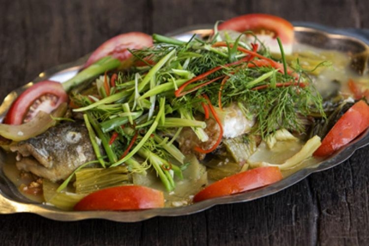 Cá rô phi om dưa giòn, chua, tươi ngon