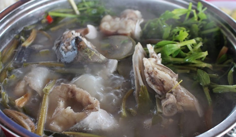 Lẩu cá tầm nấu mẻ có vị chua ngọt