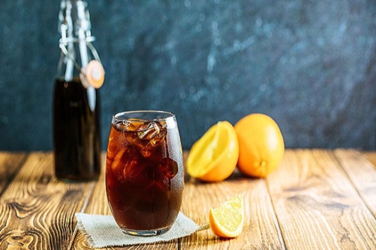 Tách cà phê ủ lạnh vị chua nhẹ, thơm thoang thoảng