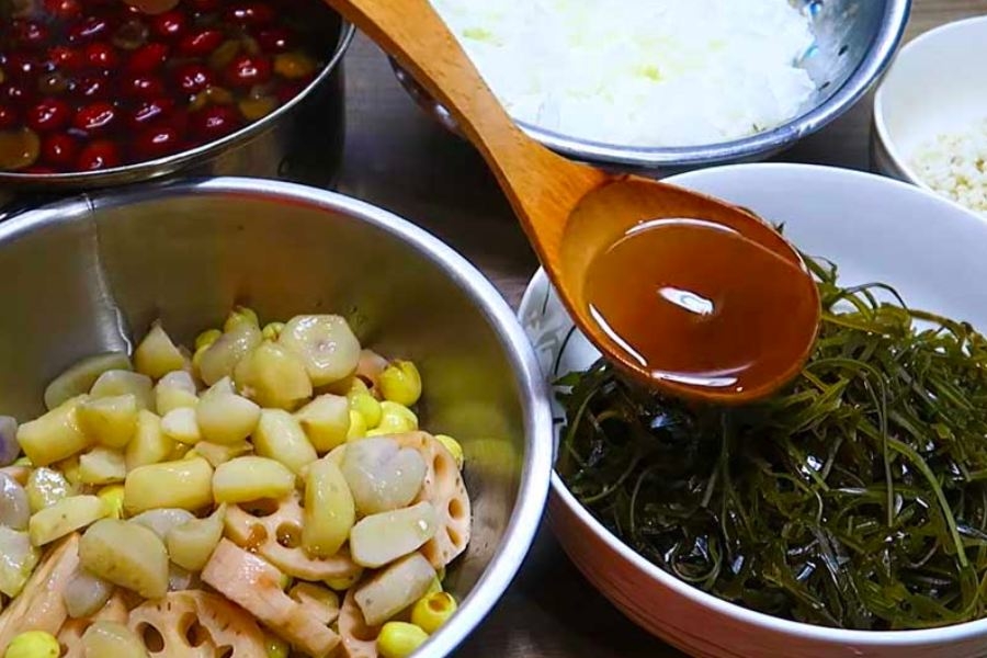 Ướp nước đường vào các nguyên liệu là cách nấu sâm bổ lượng ngon