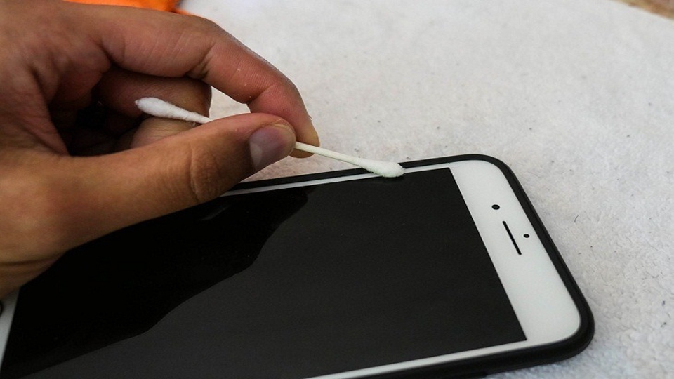 Không sử dụng tăm bông lau quá sâu vào cổng sạc, vụn bông có thể kẹt lại trong máy.