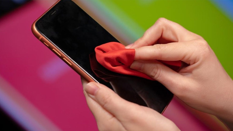 Làm khô mặt ngoài điện thoại