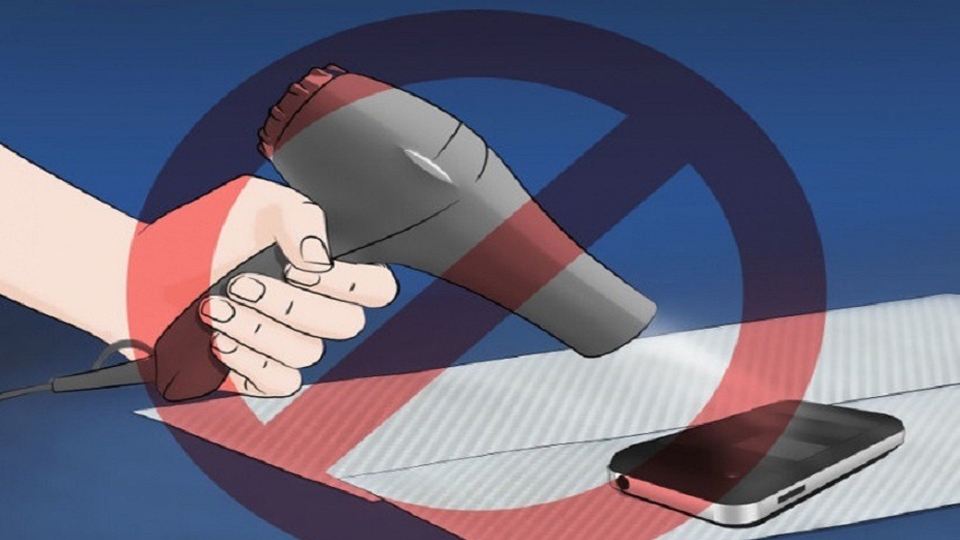 Dùng máy sấy tóc sấy khô điện thoại