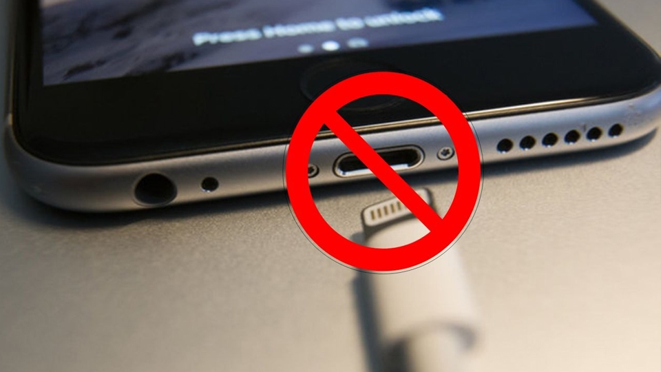 Tránh cắm sạc điện thoại khi vẫn còn ẩm ướt