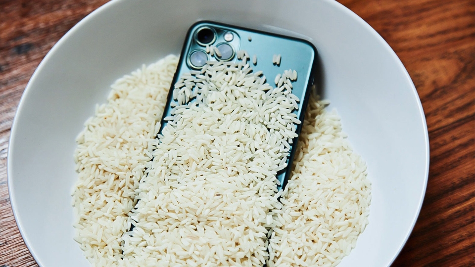 Đặt điện thoại trong thùng gạo hoặc silica