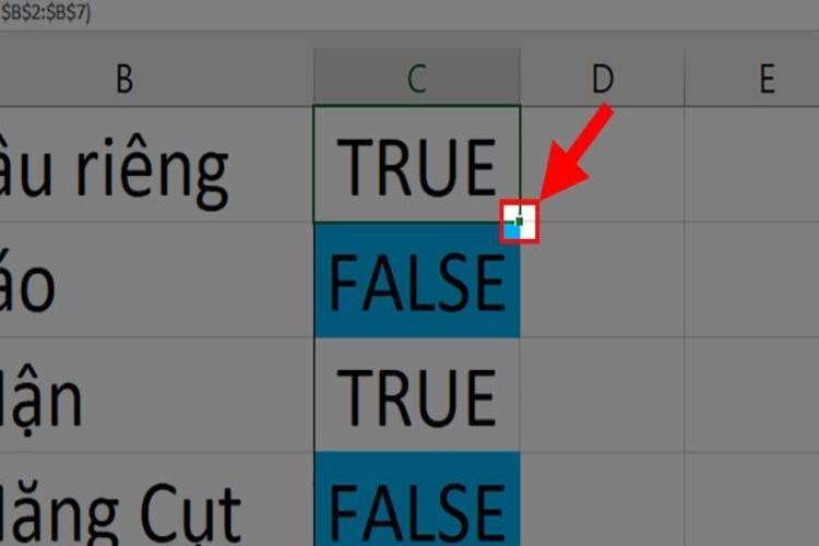 Tại ô vừa nhập công thức nhấn giữ ô vuông nhỏ ở góc và kéo xuống để áp dụng cho các ô bên dưới