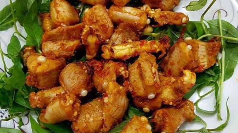 Món cá mút đá nướng sa tế có vị dai ngọt xen chút cay the và thơm nồng