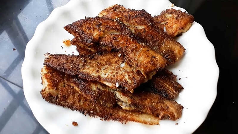 Cá bơn chiên giòn sả ớt có mùi thơm nức mũi, vị giòn dai, chấm cùng nước mắm cay là hết sảy