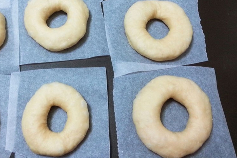 Tạo hình cho bánh Donut