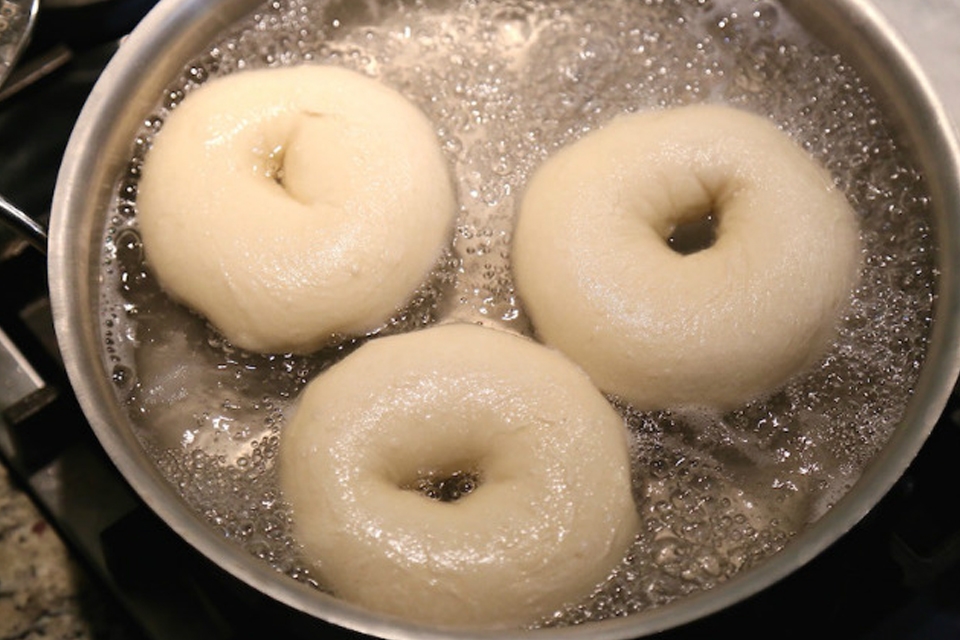 Chiên bánh Donut bằng chảo chống dính