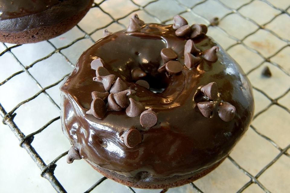 Làm kem socola phủ bánh Donut