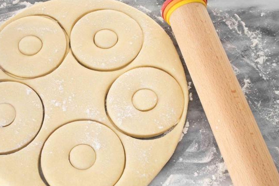 Tạo hình cho bánh Donut